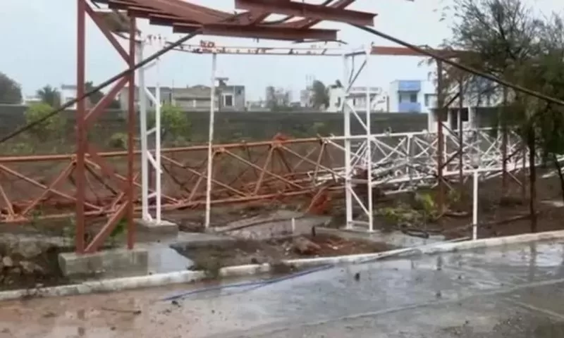 गुजरात के द्वारका में आकाशवाणी टॉवर को बिपरजॉय तूफान (Biparjoy Cyclone) के खतरे को देखते हुए एहतियातन ढहाया गया