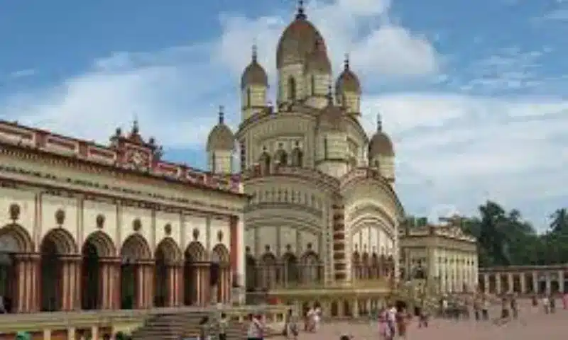 Maa Dakshineshwar Kali Temple of Kolkata is considered to be one of the most famous temples here. Its construction started in 1847.