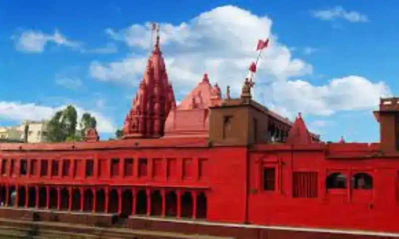 Durga temple is located in Ramnagar, Varanasi. It is said that this temple was built by a Bengali queen in the 18th century. This temple is built in the Nagara style of North Indian style of Indian architecture. 