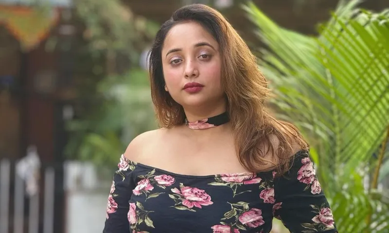 Born on November 3, 1989, Sabiha Shaikh, also professionally known as Rani Chatterjee, is an Indian actress who mainly appears in Bhojpuri films.