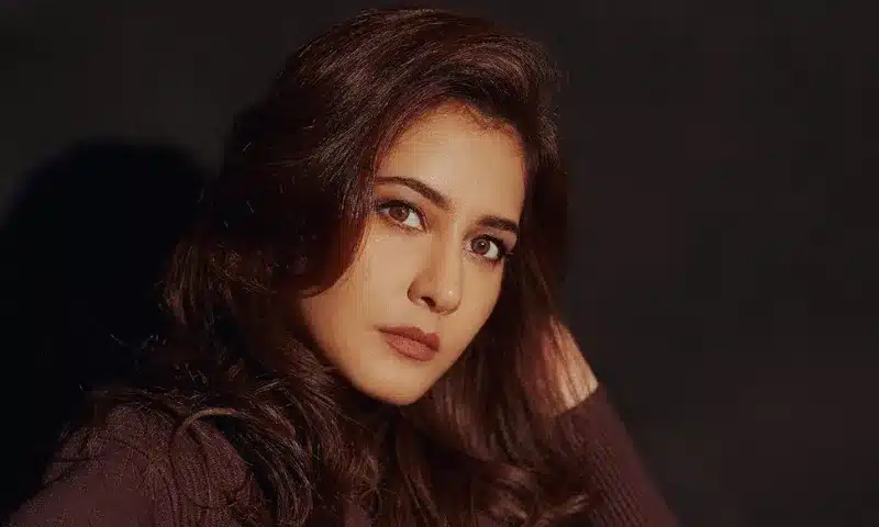 Actress Raashii Khanna was born in India on 30 November 1990, and she primarily appears in Telugu and Tamil films.