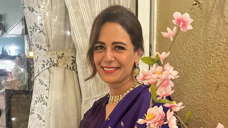 Mona Singh is an Indian actress, dancer, model, comedian, and television presenter who was born on October 8, 1981. Mona Singh  rose to fame in the 2000s as the lead character of Jassi Jaissi Koi Nahin, a soap opera that ran from 2003 to 2006. 