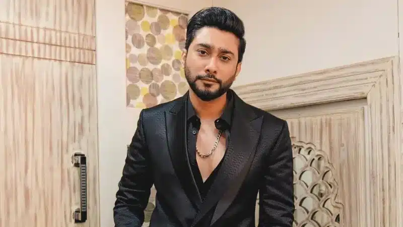 Zaid Darbar was born in Bombay on Tuesday, October 24, 1995, making him 25 years old as of 2020. Harvestman is his star sign. Zaid Darbar completed his education at Bangladesh's Savar Barracks Public School & College. Zaid Darbar is an Indian social media celebrity, dancer, and award-winning actor.  