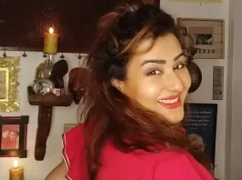 Actress Shilpa Shinde was born in India on August 28, 1977. Her role as Angoori Manmohan Tiwari in Bhabhi Ji Ghar Par Hai! on &TV is well-known.(Source: ) Shilpa Shinde competed in Bigg Boss 11 in 2017, winning the competition.