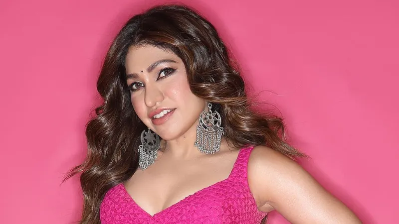 Born on March 15, 1986, Tulsi Kumar Dua, well known by her stage name Tulsi Kumar, is an Indian playback singer, radio host, musician, and Bollywood actress. Tulsi Kumar was born into the family of businessman Gulshan Kumar, who was also a vocalist and the previous owner of T Series, and his spouse Sudesh Kumari. 