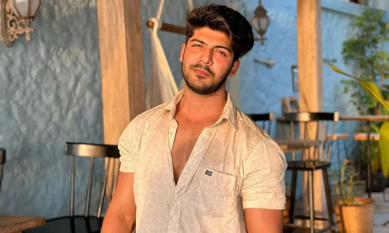 Born on September 9, 1994, Sheezan Khan is an Indian television actor.  His most well-known roles are that of Ali Baba in Ali Baba: Dastaan-E-Kabul