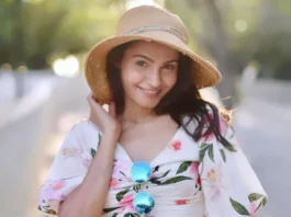 Indian actress Andrea Maria Jeremiah primarily appears in films in the Tamil and Malayalam languages. Her acting debuts were in the Malayalam film Annayum Rasoolum (2013) and the Tamil film Pachaikili Muthucharam (2007).