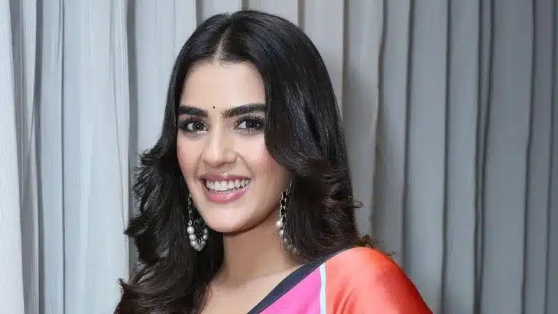 Indian actress Kavya Praveen Thapar was born on 20 August 1995, and she has worked in Hindi, Tamil, and Telugu films. Following her Telugu film debut in Ee Maaya Peremito (2018), Thapar made her acting debut in Ek Mini Katha (2021), 