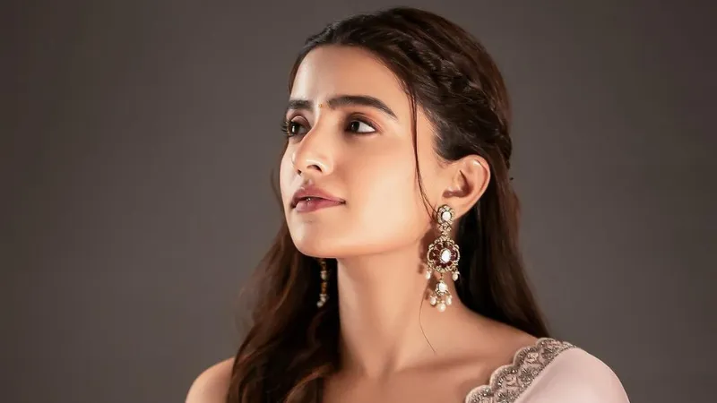 Indian actress Rukshar Dhillon was born on October 12, 1993, and she mainly appears in Telugu films. Dhillon grew up in India after being born in London. Rukshar Dhillon debuted with the Kannada Run Antony in 2016. 