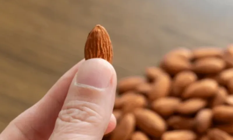 The healthy fats in almonds assist to moisturise the skin and reduce inflammation, which balances the skin's tone and texture.