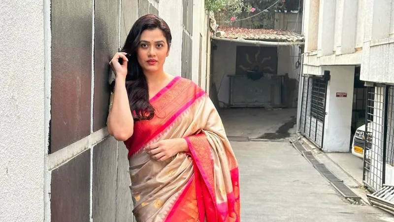 Indian actress Girija Oak Godbole (née Oak) is well-known for her roles in Jawan (2023), Shor in the City (2010), and Taare Zameen Par (2007). Girija Oak  also makes appearances in Marathi and Hindi films.