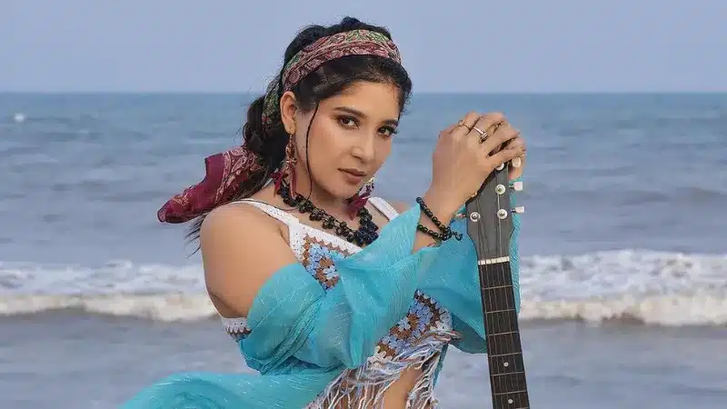 Indian model and actress Sakshi Agarwal has acted in a number of Kannada and Malayalam films in addition to Tamil films. Sakshi Agarwal started out as a marketing consultant before pursuing acting and gaining notoriety through part-time modelling assignments. 