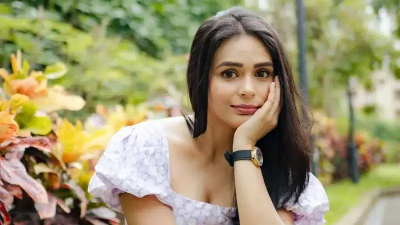 Indian television actress Sonal Vengurlekar can be seen on Hindi television. Her roles as Khushi Dharmadhikari and Survi Barve in Yeh Vaada Raha (2015–2017), Mandira Rajput in Saam Daam Dand Bhed (2017–2018), Devyani Shastri in Shastri Sisters (2014–2015), 