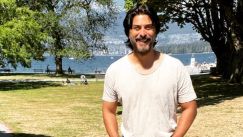 Born on October 24, 1972, Vikas Bhalla is an Indian actor, singer, producer, and television host. Vikas received his training in Hindustani classical music under Pandit Jialal Vasant at Allahabad University.