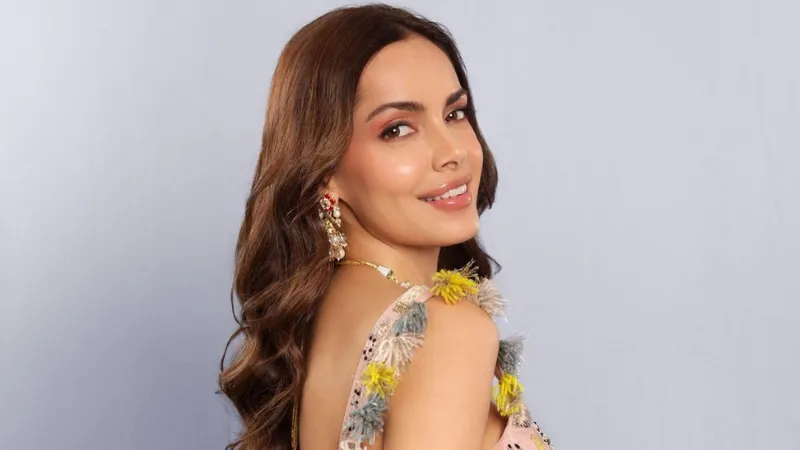 Indian Model and actress Shazahn Padamsee specialised in Hindi cinema industry. Relative to well-known actors Alyque Padamsee and Sharon Prabhakar, she debuted in the Hindi film Rocket Singh: Salesman of the Year in 2009. Following her debut film,