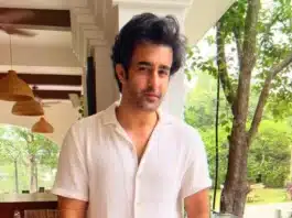 Indian voice actor and film actor Satyajeet Dubey was born on July 21, 1990, and is currently employed in the Hindi film industry. Always Kabhi Kabhi by Roshan Abbas launched his career.