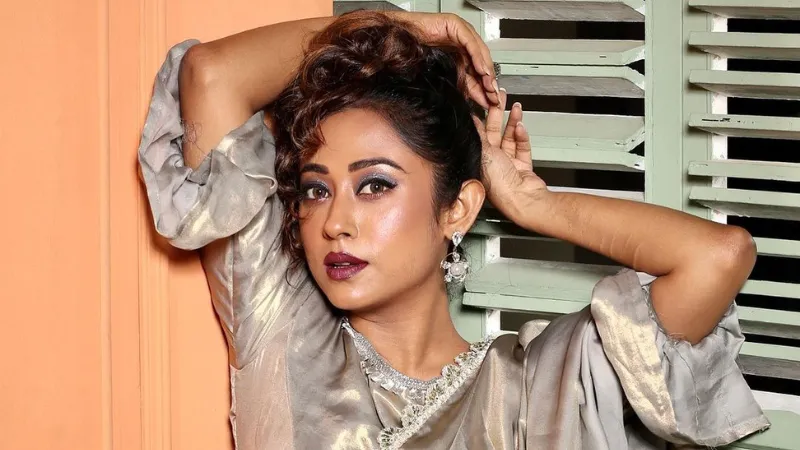 Indian actress Ankita Chakraborty primarily performs in Bengali films and television shows. Her roles in the films Byomkesh Phire Elo (2014), Byomkesh Bakshi (2015), Byomkesh O Chiriyakhana (2016), and Byomkesh O Agnibaan (2016) are well-known.