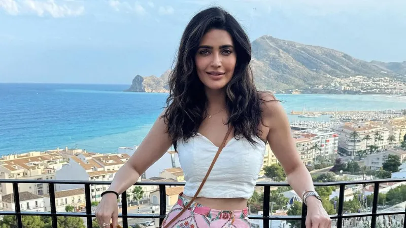 Born on December 21, 1983, Karishma Tanna Bangera is an Indian actress and model who primarily appears in Hindi-language films and television series. In 2001, she debuted on television with Kyunki Saas Bhi Kabhi Bahu Thi. Her parts in Paalkhi,  Karishma Tanna is best known for her performances in Qayamat Ki Raat and Naagin 3. 