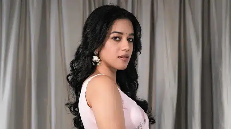 Actress Mirnalini Ravi, sometimes known as Mrinalini Ravi, is from India and appears in Telugu and Tamil movies. Super Deluxe (2019), a Tamil film, marked her acting debut.