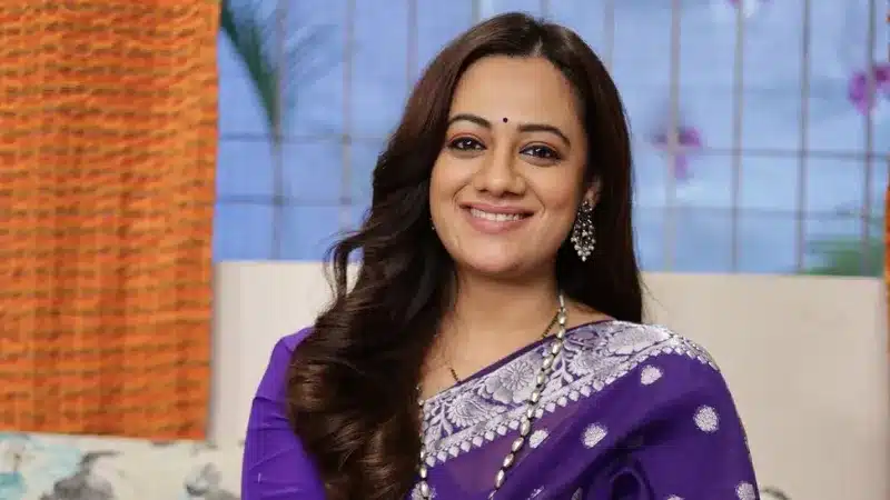 Spruha Joshi is an Indian actress who works in the Marathi cinema and television industries. Spruha Joshi was born on October 13, 1989, and has experience in theater, film, and television. Spruha Joshi writes movie lyrics and poetry as well.